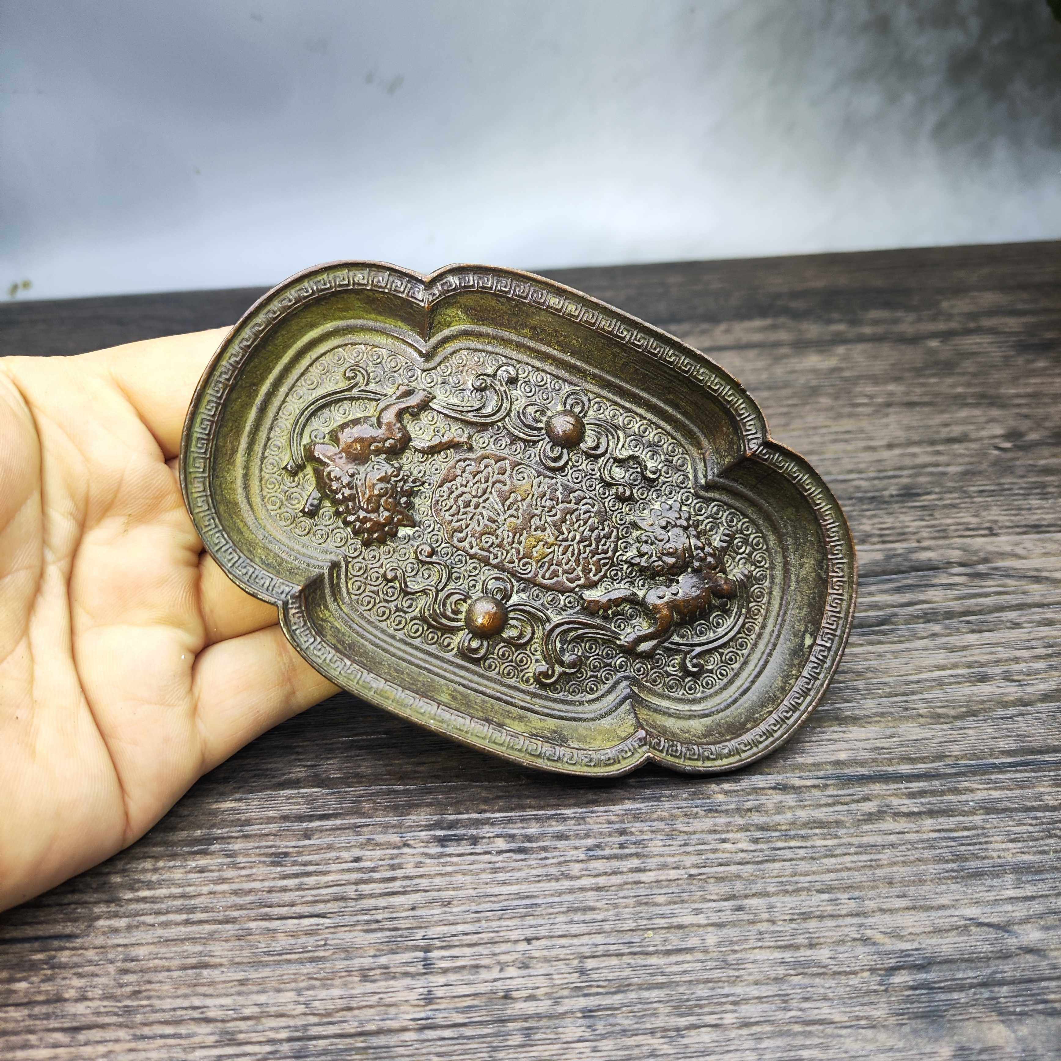 Vintage Brass Lion Playing Bal - Vintage Collectible Ashtrays reseña y precio
