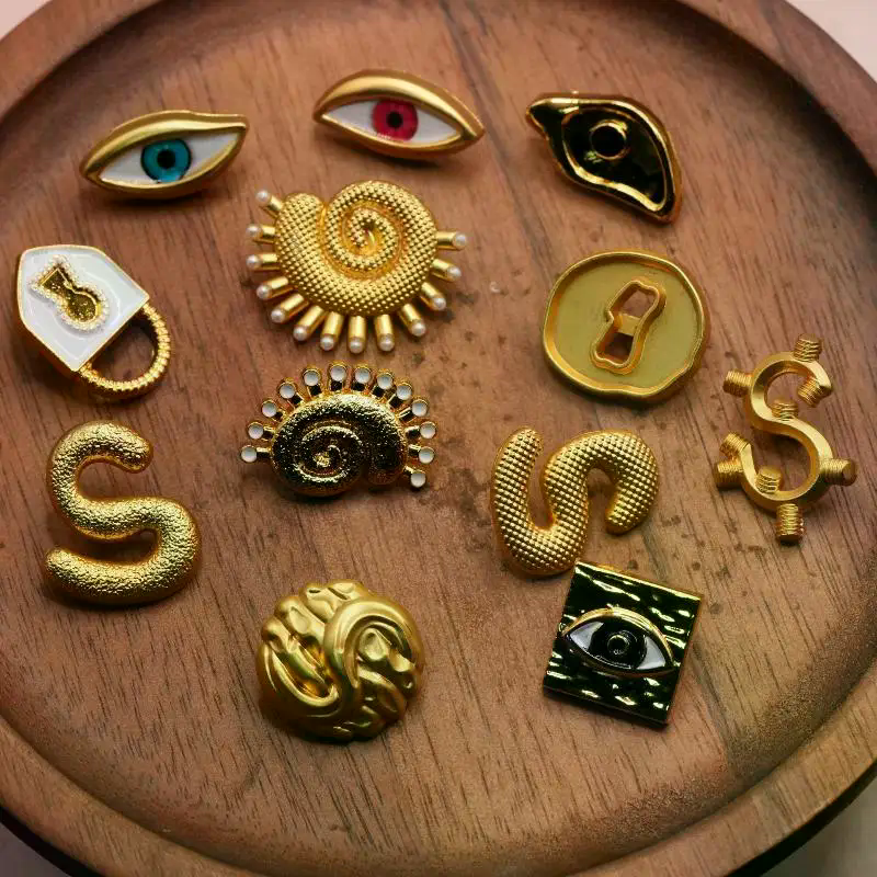 Vintage Metal Button Artistic  - Vintage Collectible Buttons reseña y precio